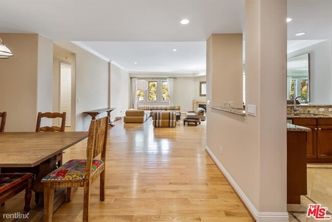 Building Photo - 2 br, 2.5 bath Condo - 143 N Arnaz Dr Apt 203