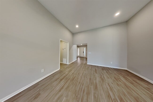 Building Photo - 3902 Spring River Dr