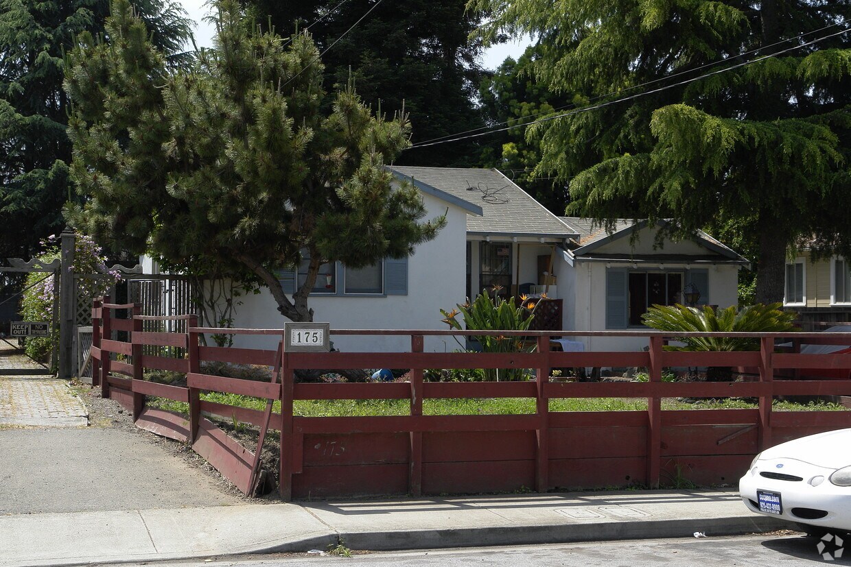 Building Photo - 175-177 Cherry Way