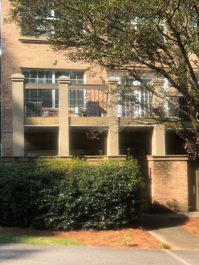 Building Photo - 6980 Roswell Rd