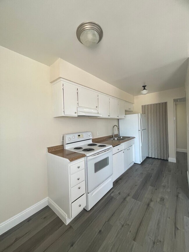 Foto del edificio - One bedroom, One bath. Downstairs unit. 89101