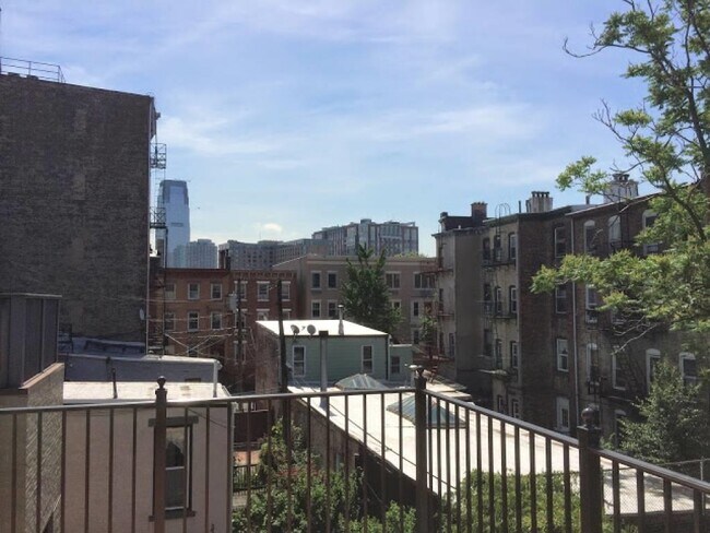 Building Photo - 287 York St