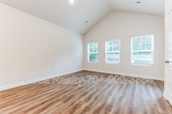 Foto del edificio - 327 W Iredell Ave