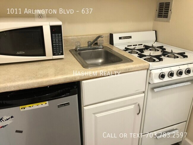 Building Photo - STUDIO UNIT IN DESIRABLE RIVER PLACE COMMU...