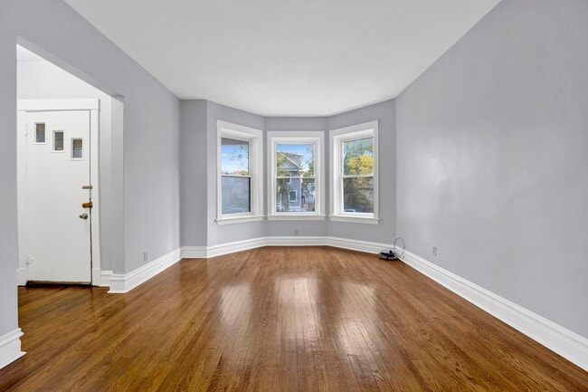 Building Photo - 5015 W Montrose Ave