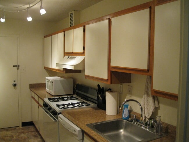 Kitchen - 4401 Roland Ave