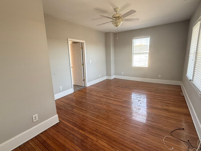 Building Photo - 2 Bedroom 1 Bath Apartment - Downtown Char...