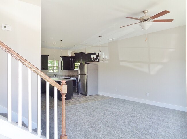 Building Photo - Townhome in Birmingham... Available to Vie...
