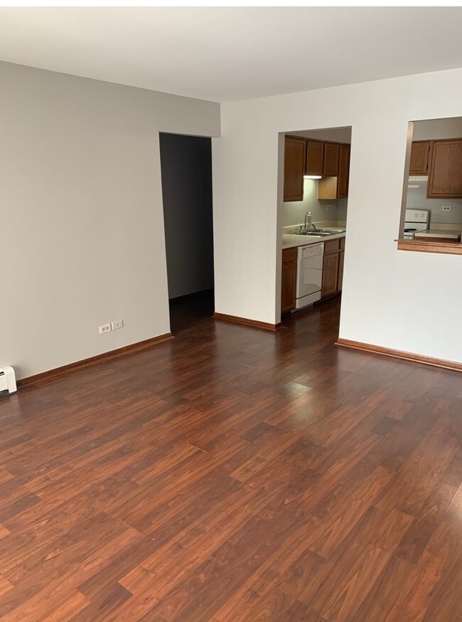 Foto del edificio - 1200 Whispering Hills Ct