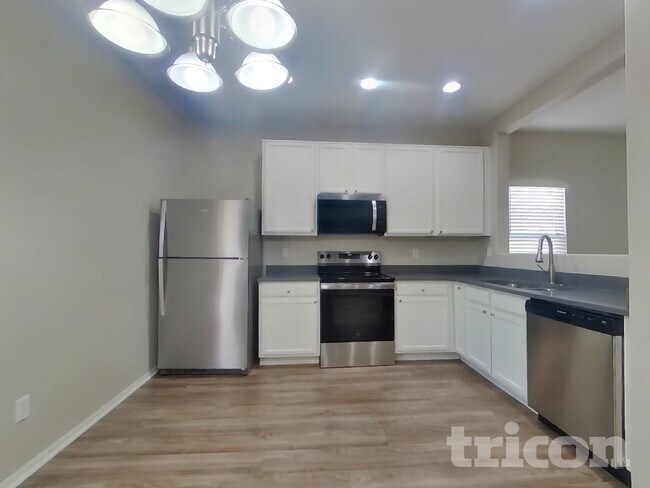 Foto del edificio - 15441 W Cameron Dr