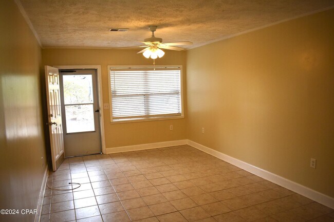 Foto del edificio - 3615 E 14th St
