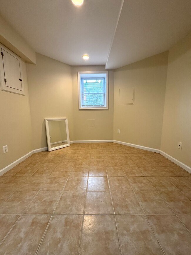 Foto del edificio - Centrally Located 1BR/1BA English Basement in Capitol Hill Basic Utilities Included