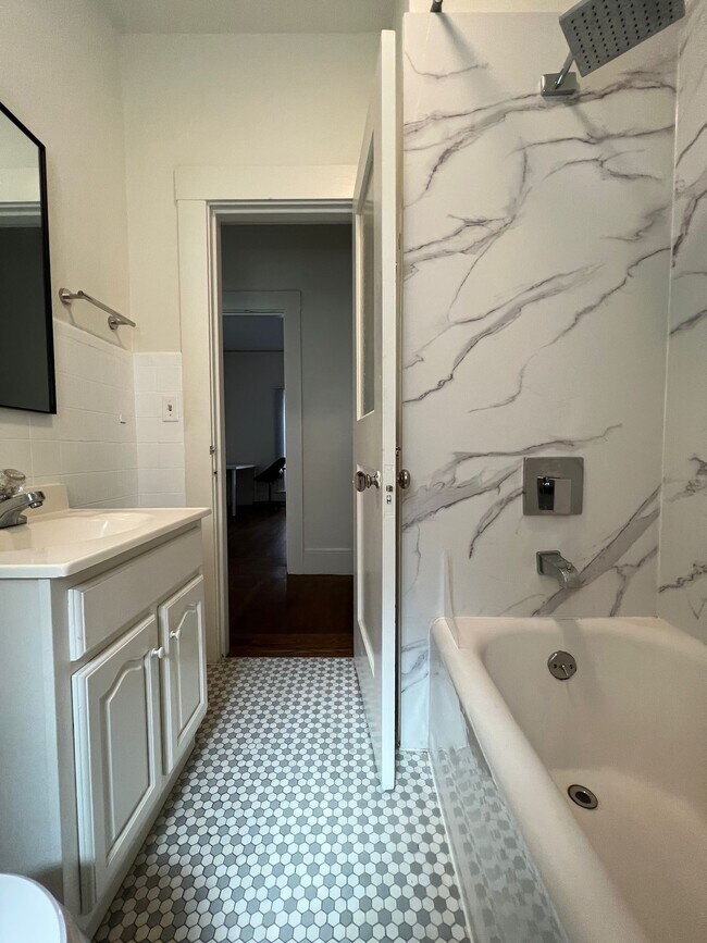 Baño - 1694 Oxford St