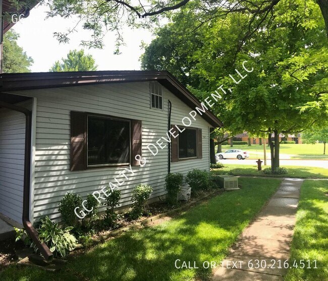 Foto del edificio - ***2 BDRM / NEWER KITCHEN & STAINLESS APPL...