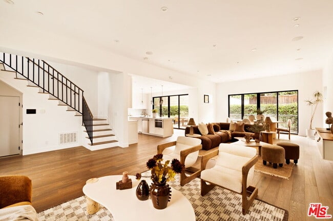 Building Photo - 1023 Superba Ave