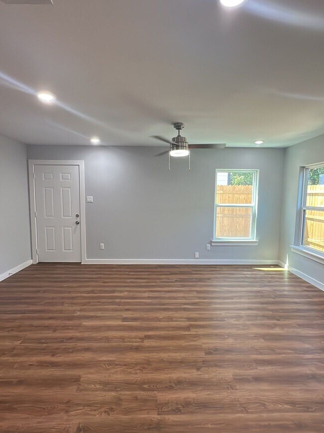 Building Photo - 6611 Bacher St