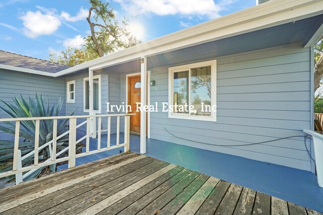 Building Photo - A charming 2-bedroom, 1-bathroom home with...