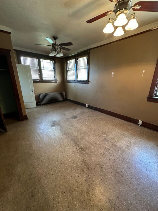 Building Photo - Cute Helper Rental
