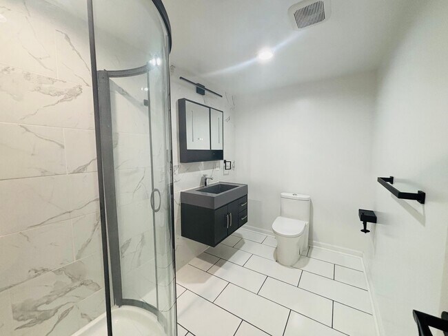 Building Photo - 1 Bedroom 1 Bath Apartment *Newly Renovated Summer 2023*