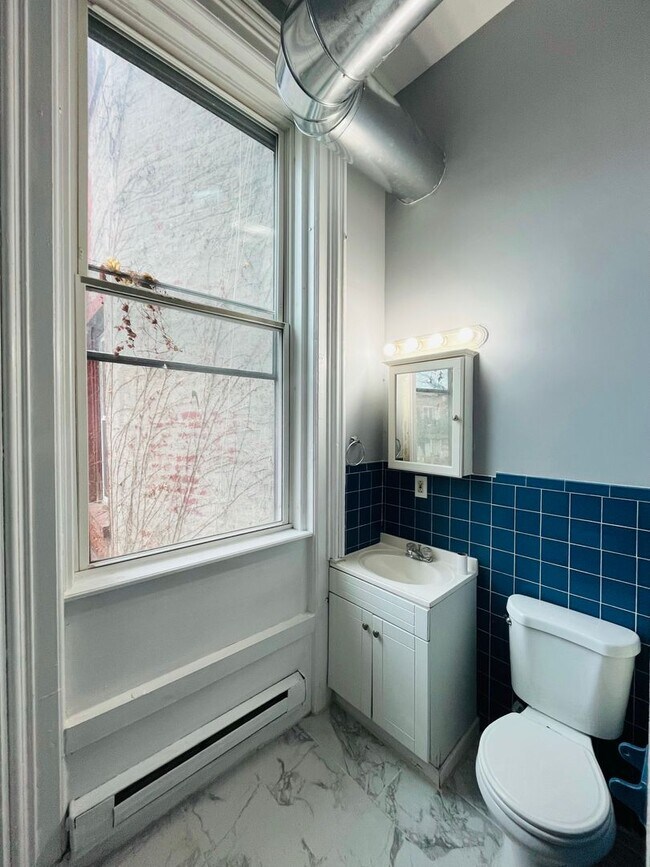 Building Photo - Beautiful 2 Bed - 1 Bath Apartment in Center Square, Albany.