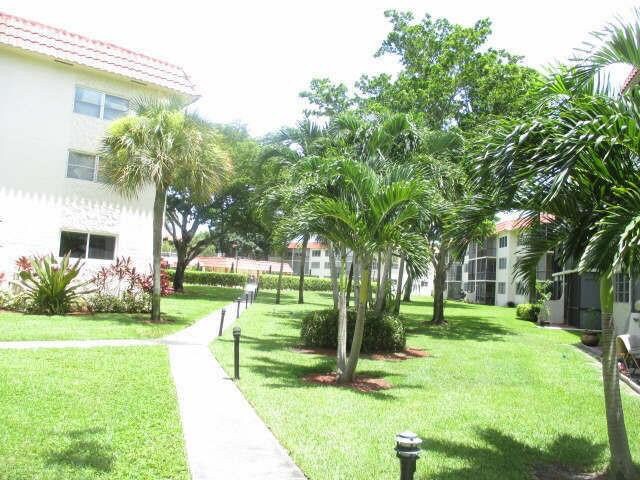 Building Photo - 9511 N Hollybrook Lake Dr