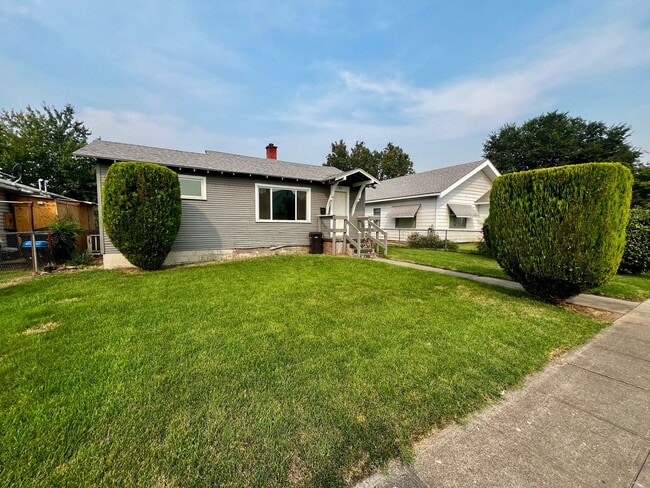 Building Photo - 806 S 15th Ave