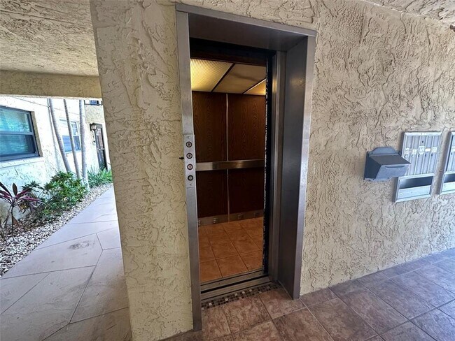 Foto del edificio - 1650 Pine Tree Ln