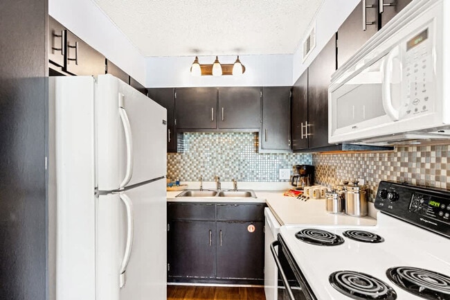 Building Photo - 8743 Thomas Dr