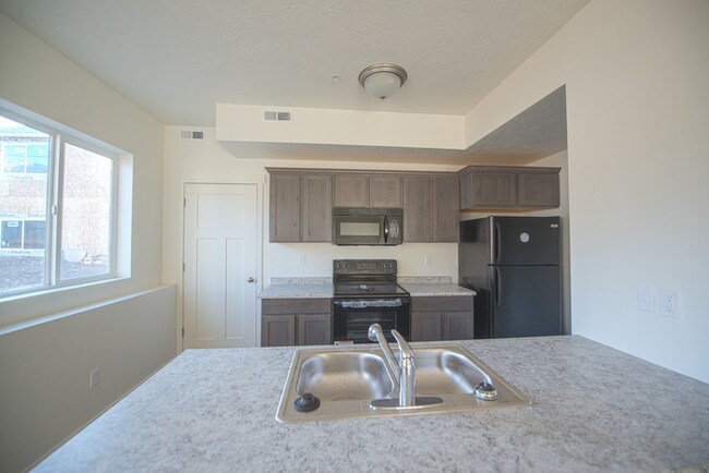 Building Photo - 656 W Meadow Dr