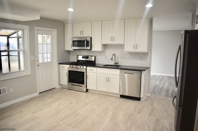 Building Photo - 654 Pomander Walk