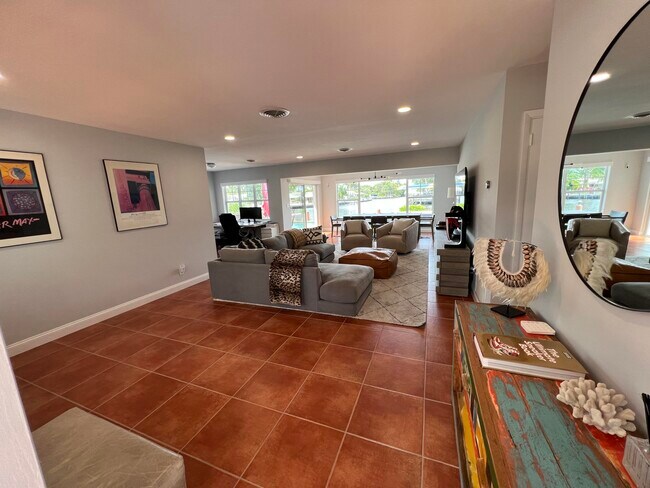Building Photo - 1653 Poinsettia Dr