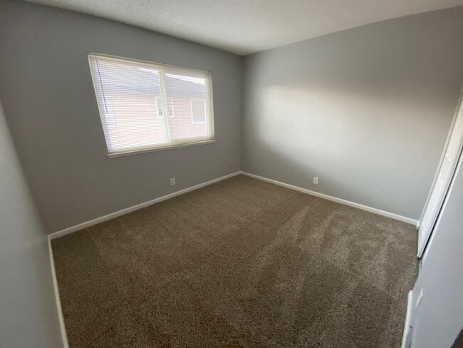 Building Photo - Remodeled 2 Bedroom Condo with Garage