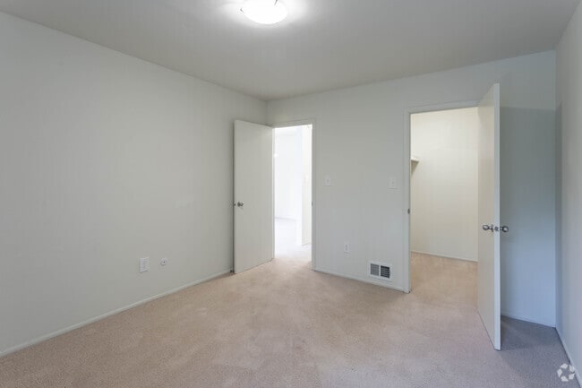 1 BR, 1 BA - Silver Birch - 790 SF - Kensington Manor Apartments