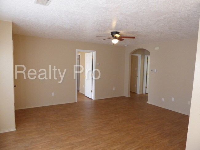 Building Photo - 304 Geraldine Loop SE