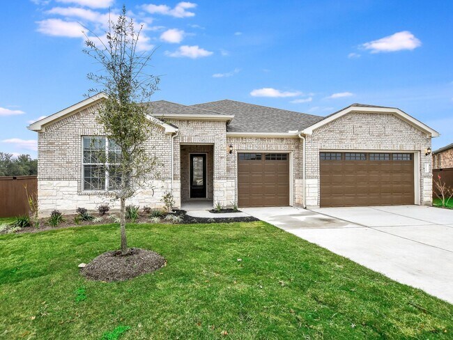 Foto del edificio - ONE-STORY Home in Marble Falls - 2932 SF with THREE-CAR GARAGE - On a CUL-DE-SAC!