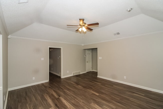 Building Photo - Winter Promo $500.00!