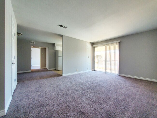 Large Open Living Room - 5061 River Glen Dr