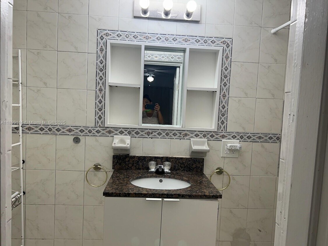 Foto del edificio - 100 NW 56th Ct