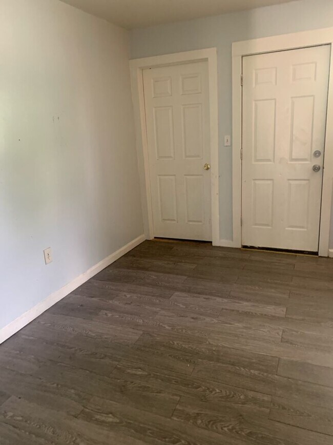 Building Photo - SPACIOUS 4 Bedroom 2 Bath House