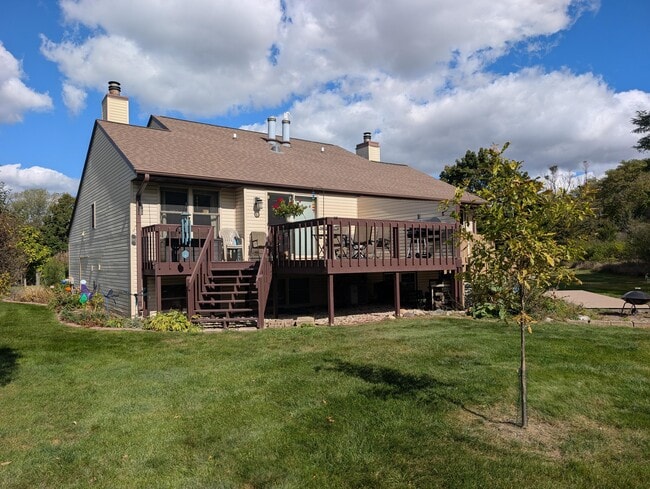 Foto del edificio - 607 Tamarack Dr W