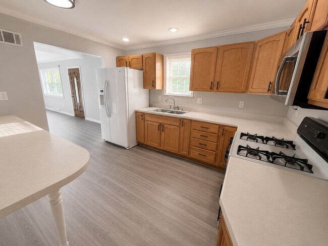 Building Photo - Renovated 2 Bed + Finished Basement | 1.5 Bath | Half Off Deposit | All Housing Vouchers Welcome!