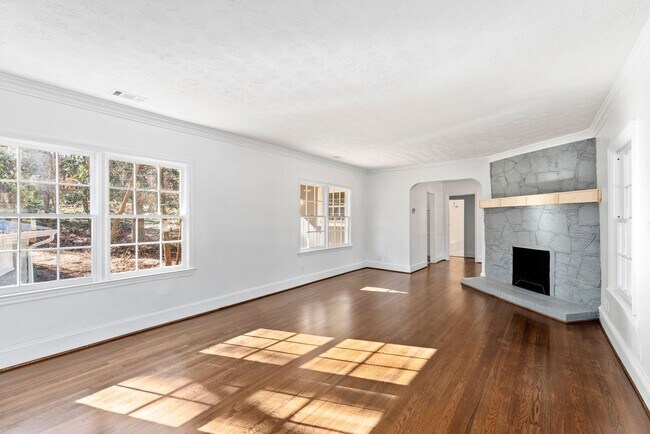 Foto del edificio - Spacious 2 Bedroom Home with Back Yard!