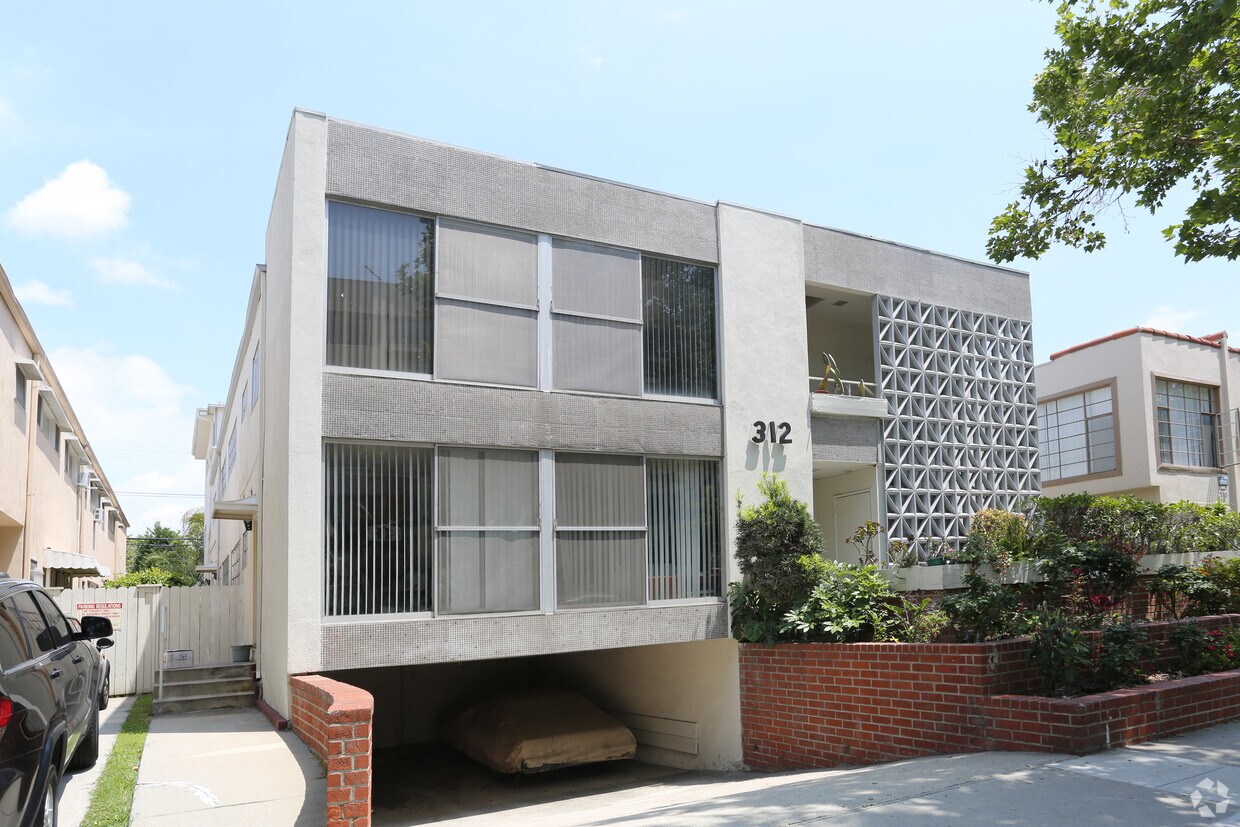 Foto principal - 312 S Rexford Dr