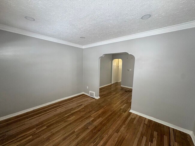 Foto del edificio - 10118 Russell Ave