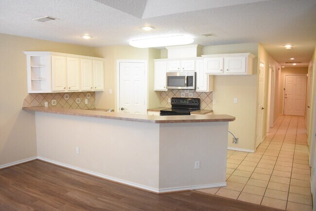 Foto del edificio - Updated Duplex with Large Basement in Cooper School District!