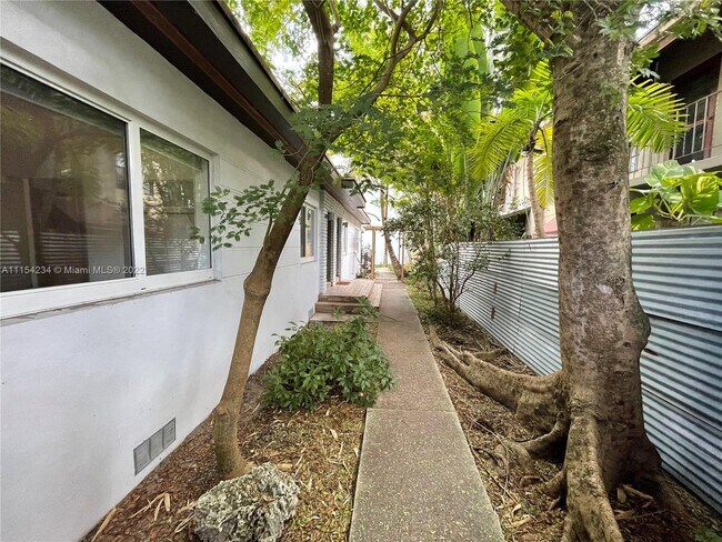 Building Photo - 1511 SW 2nd Ave