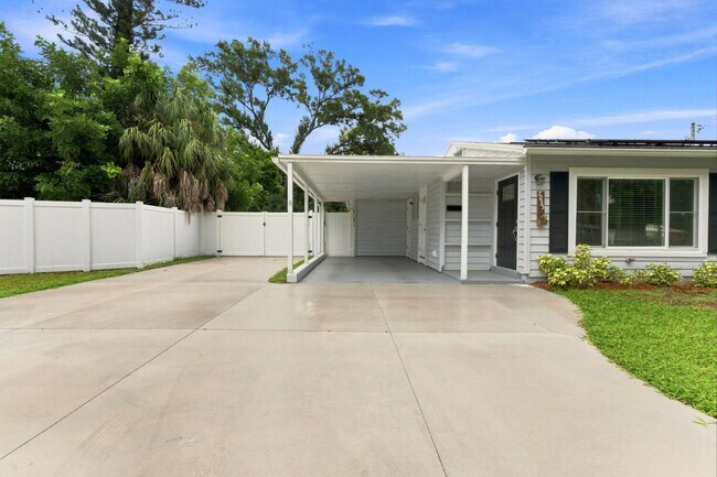 Building Photo - 7235 Orpine Dr N