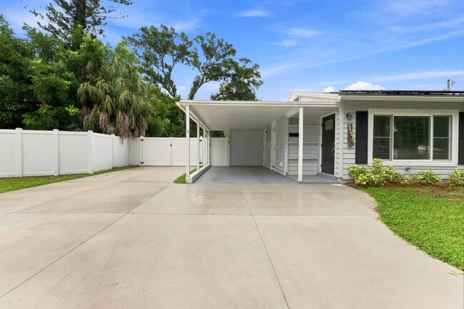 Photo - 7235 Orpine Dr N House