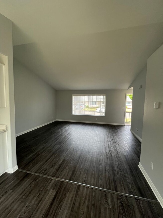 Building Photo - 2-Bedroom 1.5-Bathroom duplex
