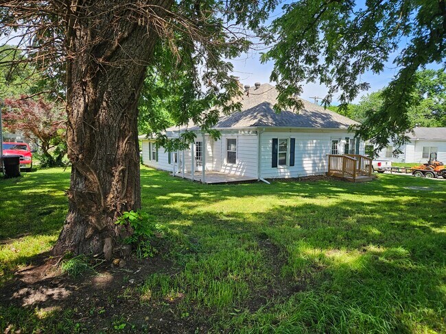 Foto del edificio - 2158 N Boonville Ave